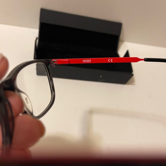 Hugo Boss Eyeglasses.flexible with touch of red, change the lance,use the frame - Picture 4 of 12